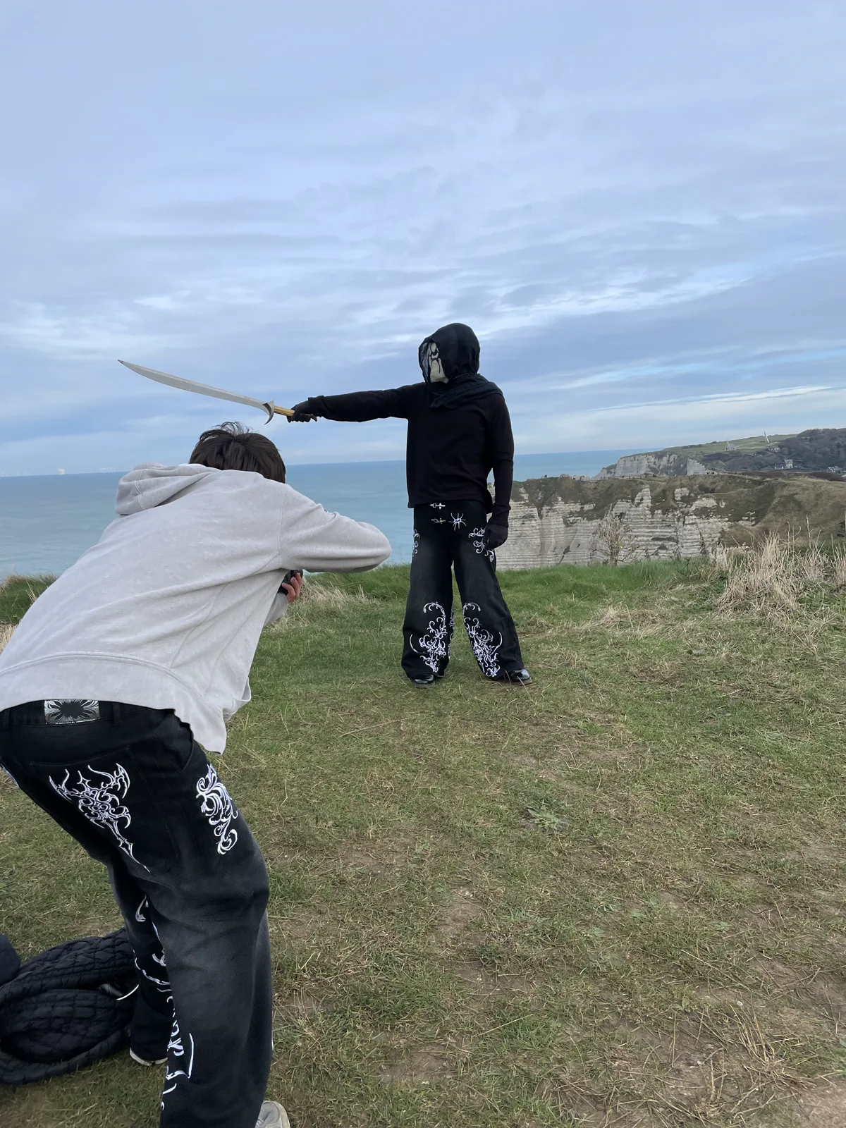 Coulisses d’une pose avec épée pour Amosia