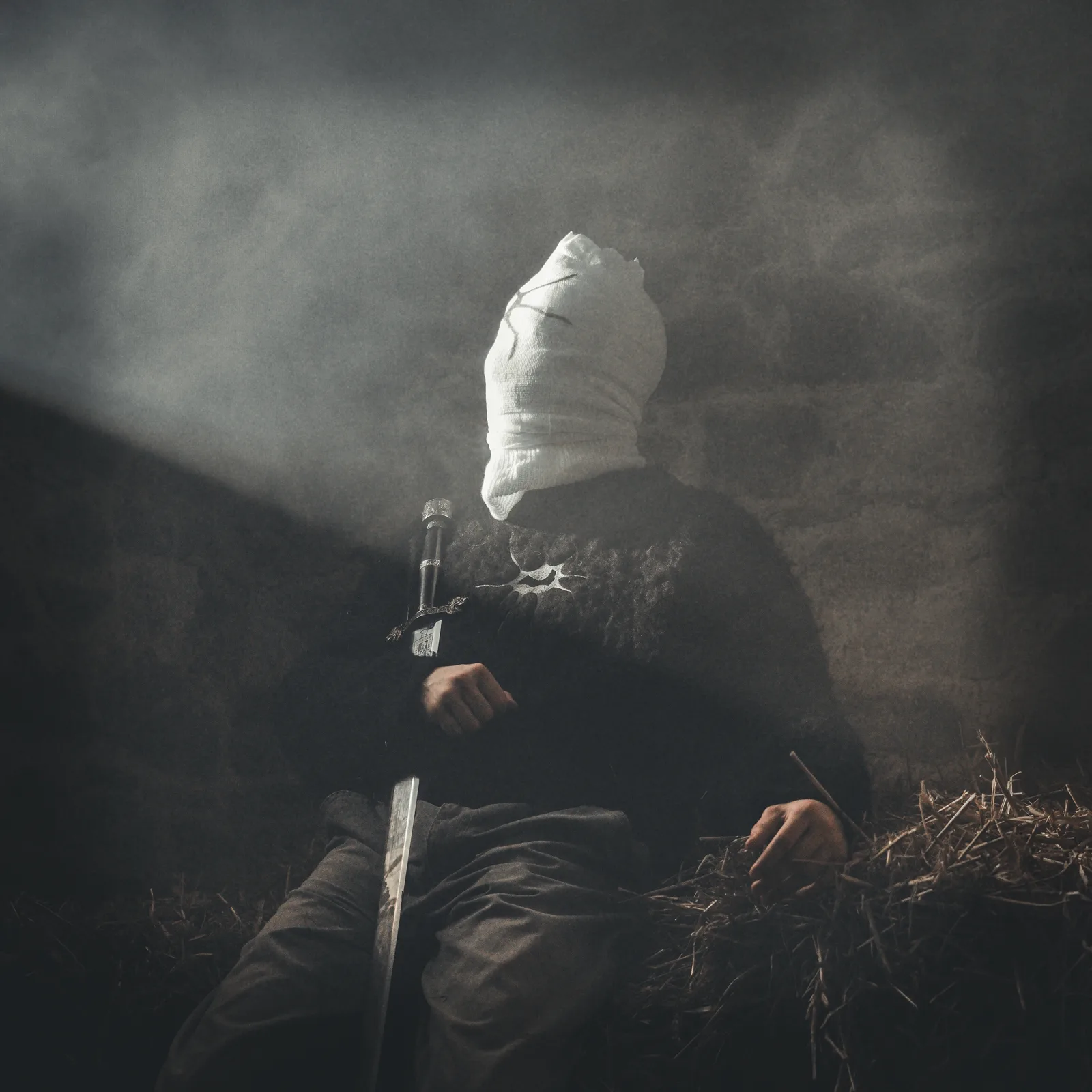 Portrait sombre de la campagne Amosia