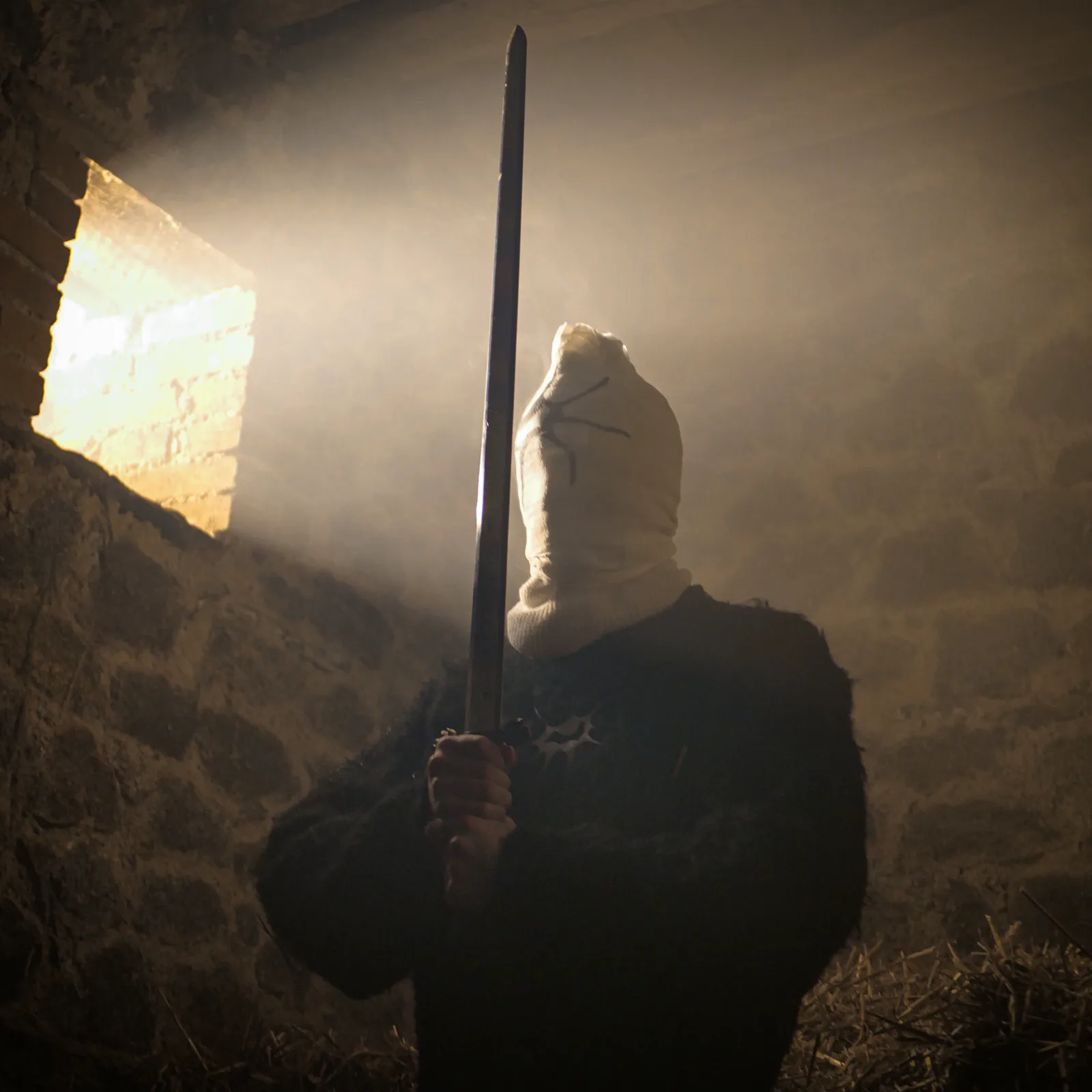 Personnage Amosia tenant une épée