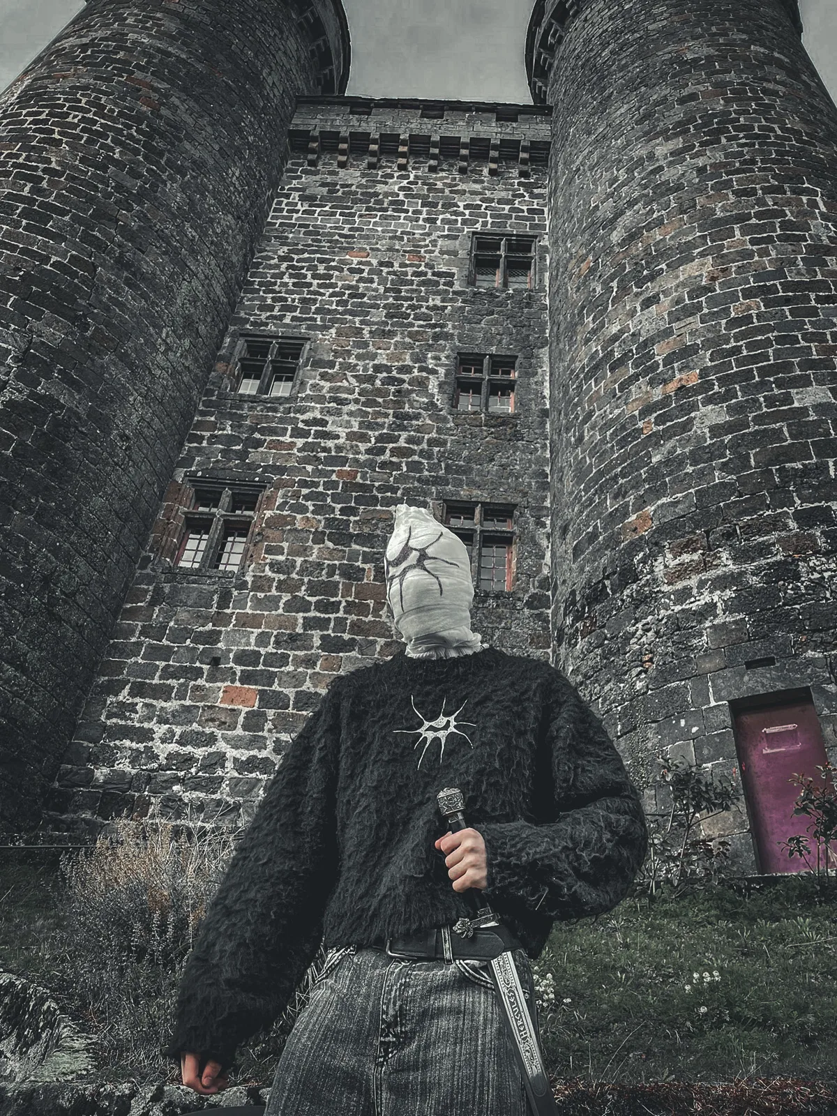 Personnage Amosia devant un château