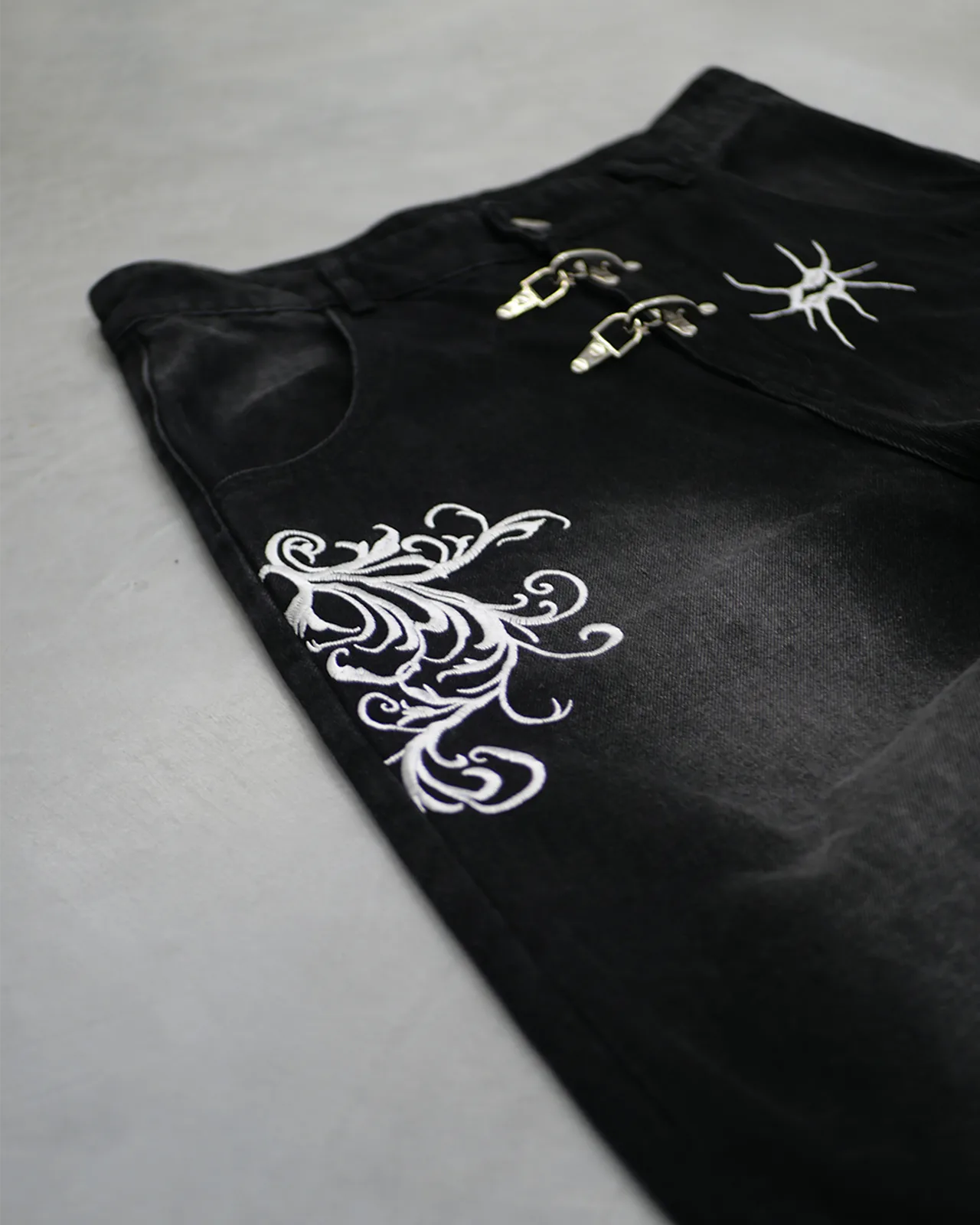 Détail des attaches et broderies avant