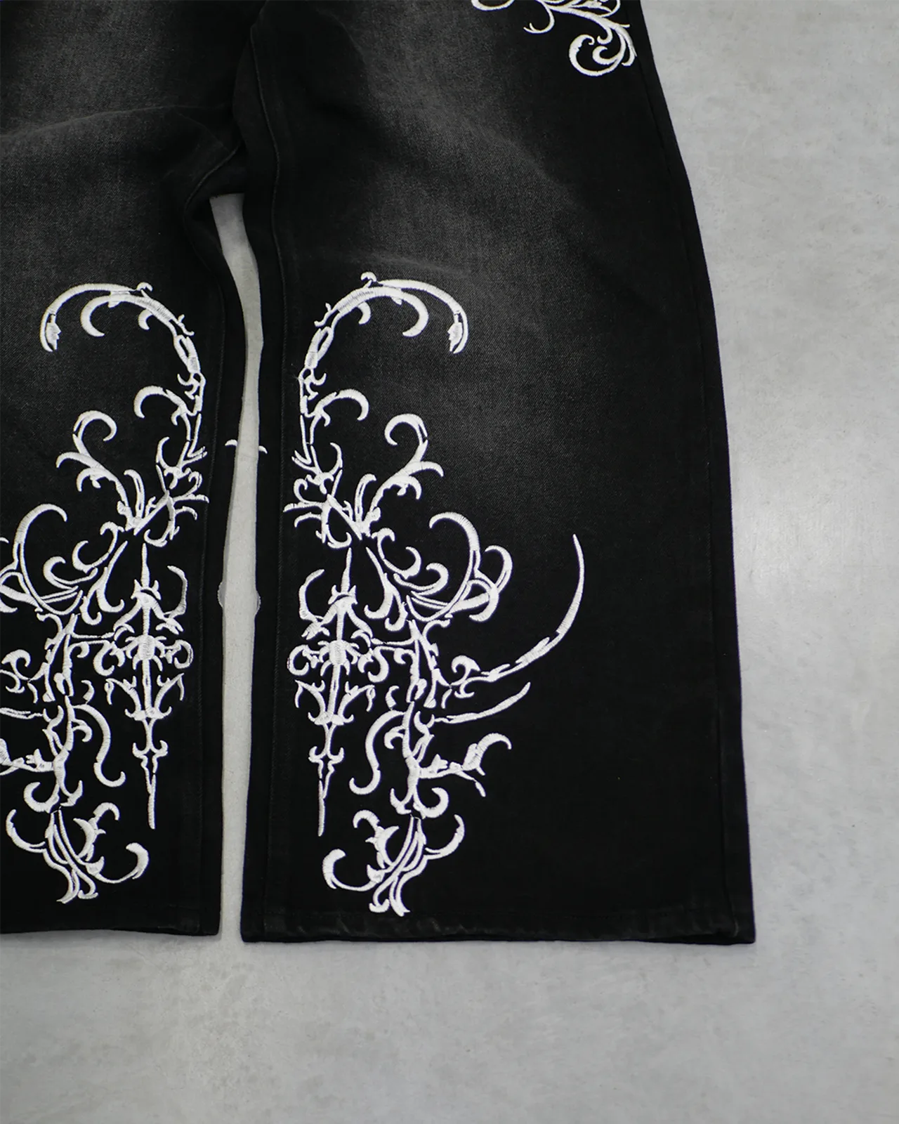 Détail des grandes broderies du jean