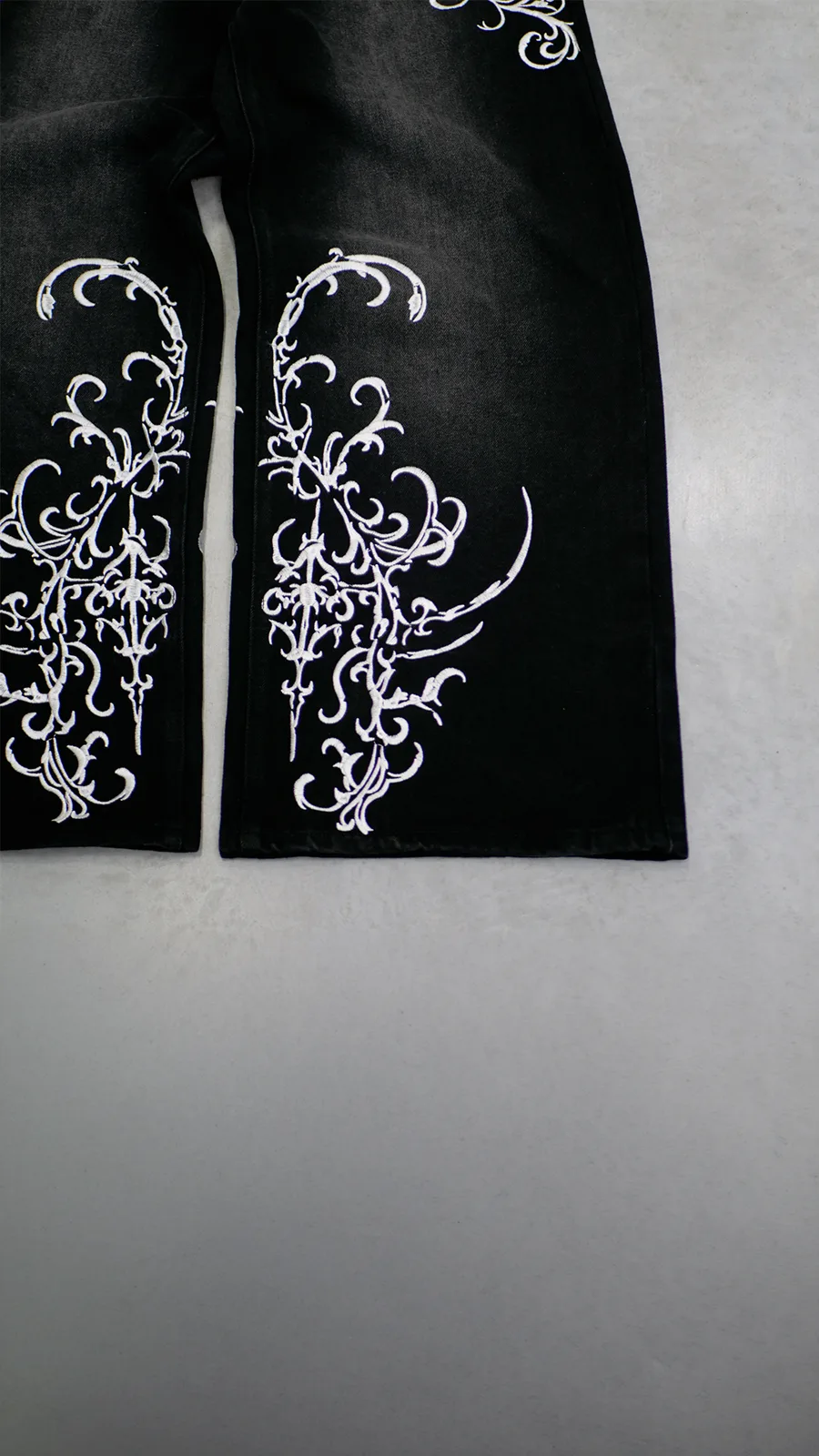 Détail vertical des broderies Amosia
