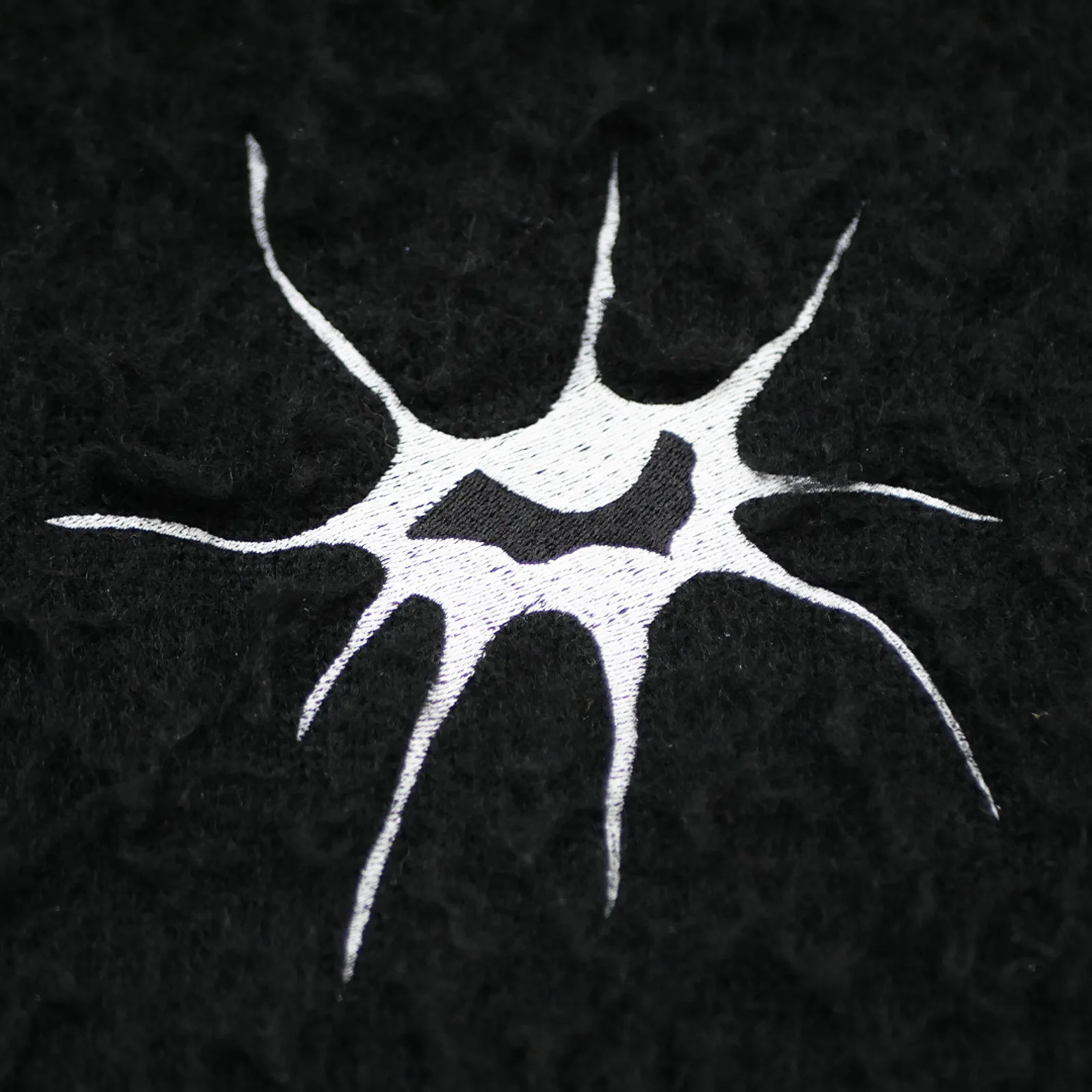 Broderie blanche sur le pull Amosia